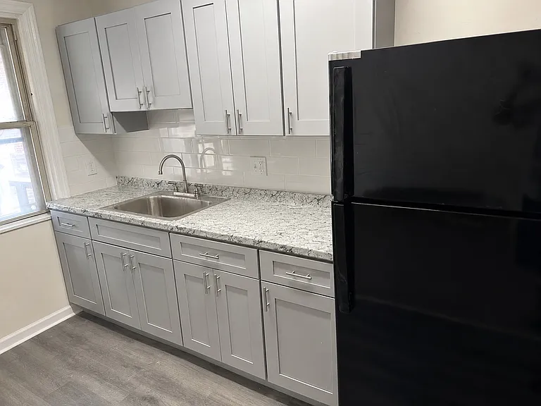932 Pratt St — Photo 3