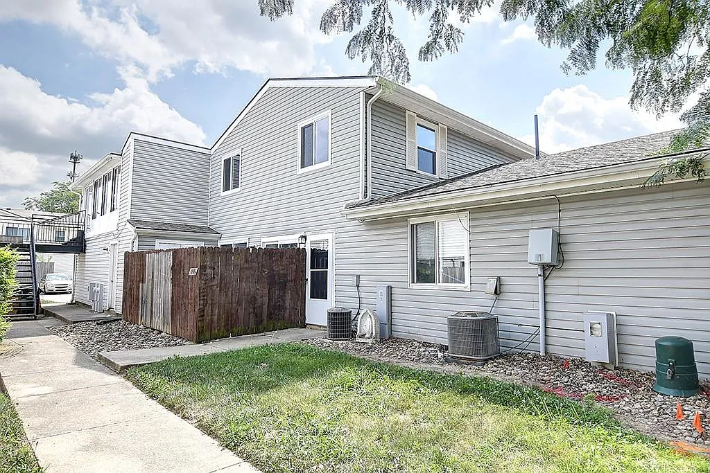 2 bed, 1.5 bath, 880 sqft, $1,375 — Photo 2
