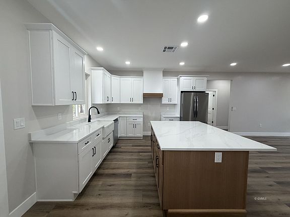 5th image of 137 N Main St