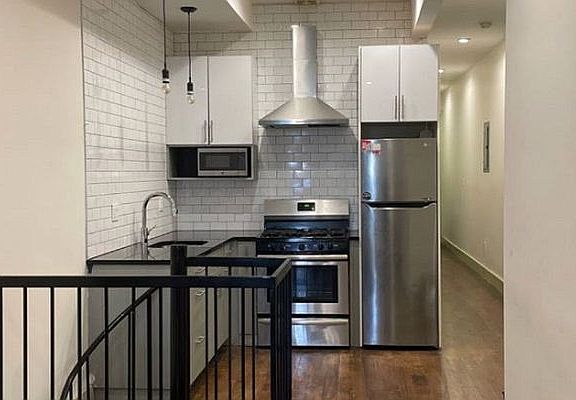 4th image of 686 Jefferson Ave APT 1R