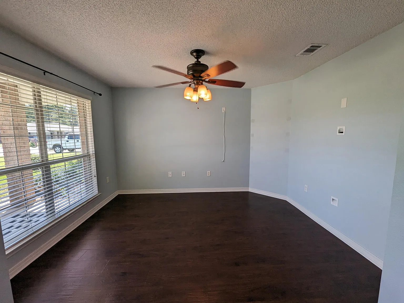 4 bed, 2.0 bath, 2771 sqft, $2,670 — Photo 4