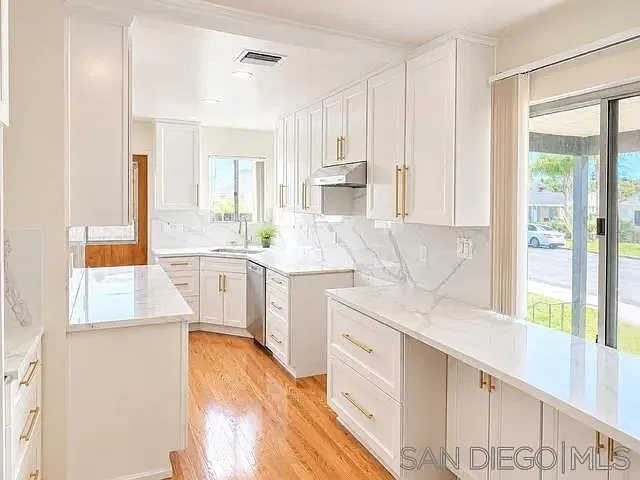3 bed, 2.5 bath, 2300 sqft, $4,950 — Photo 4
