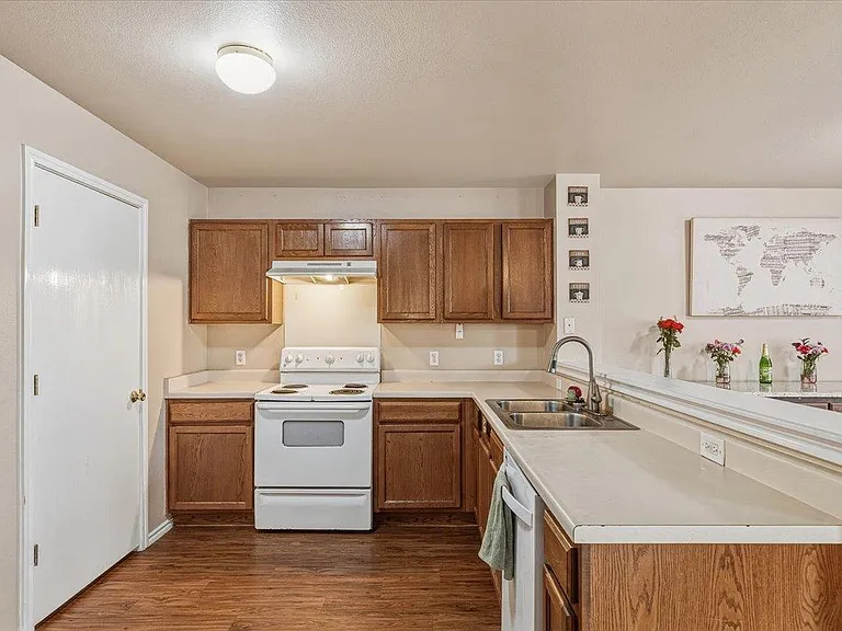 12705 Saint Mary Dr — Photo 11