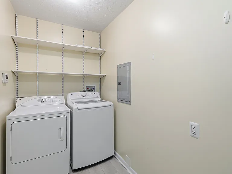 236 Lionel Rd — Photo 8