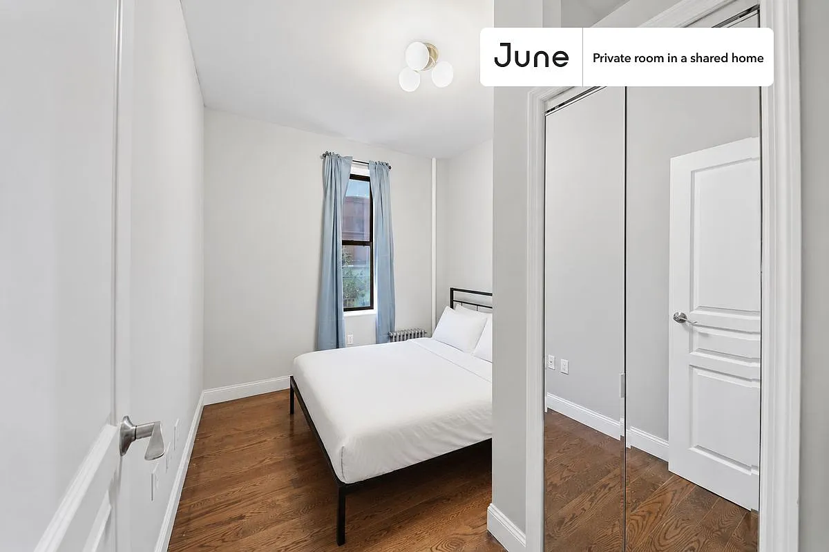 Queen bedroom in 4 bed/1.5 bath home in Hamilton Heights #596 B — Photo 1