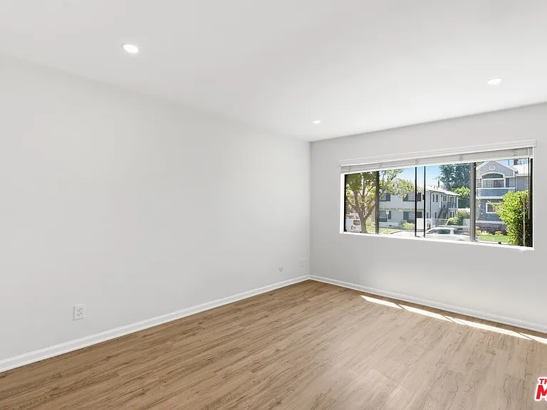 13025 W Moorpark St #101 — Photo 17