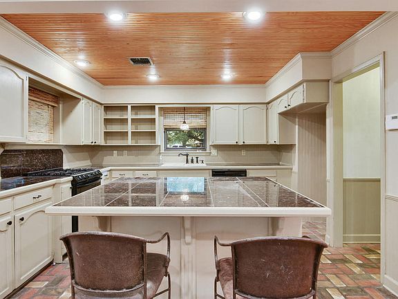 5th image of 201 Chalet Dr