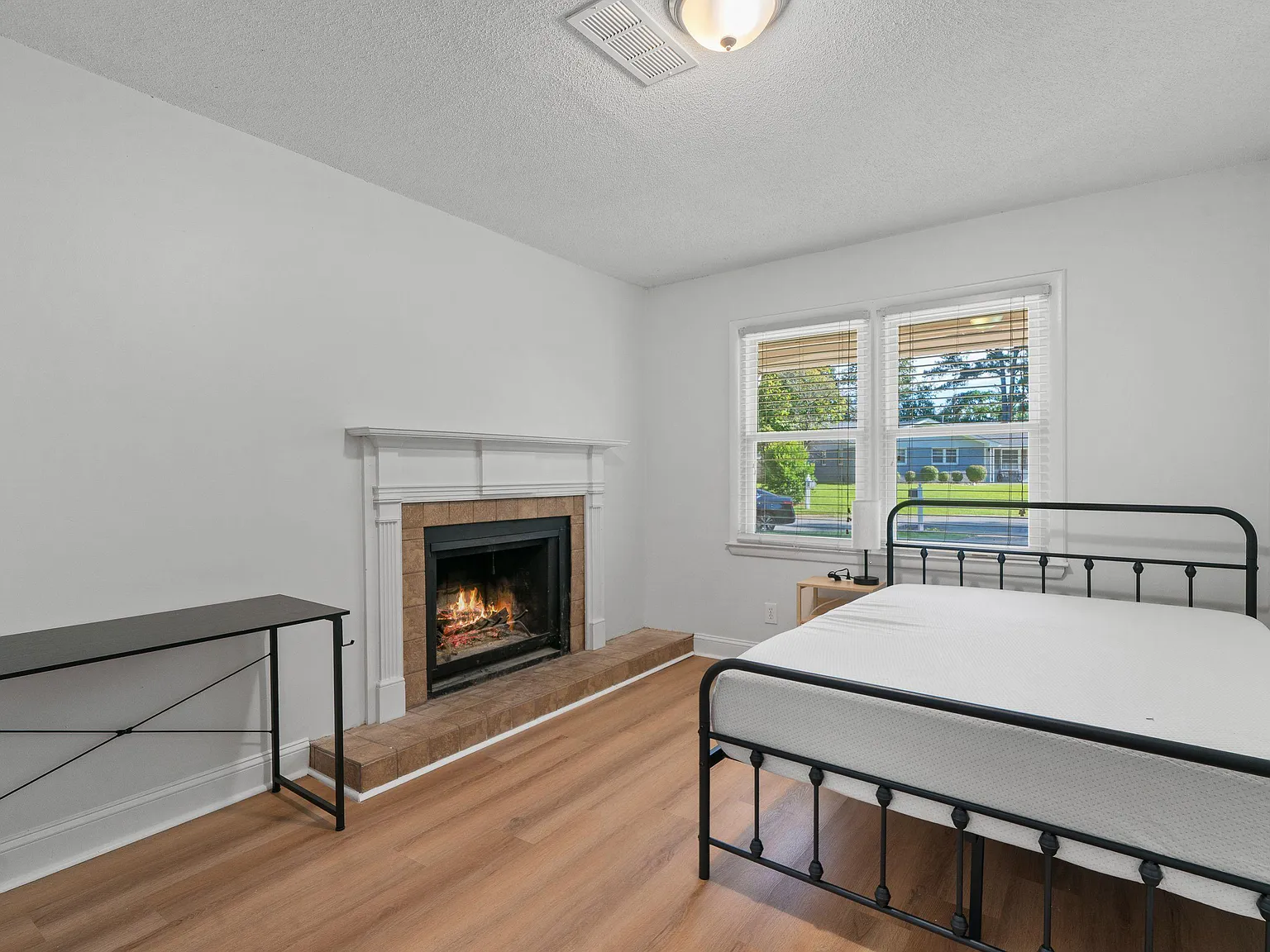 4 bed, 2.0 bath, 1308 sqft, $724 — Photo 2