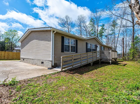 102 Sycamore Dr, Hickory, NC 28601