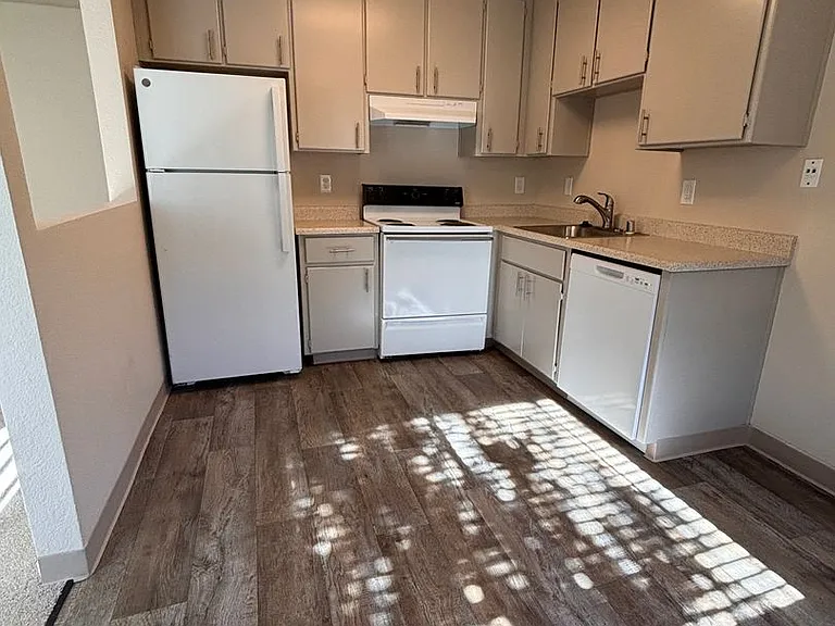 Olive Glen — Photo 1