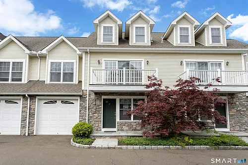 39 Maple Tree Ave #21 Photo 1