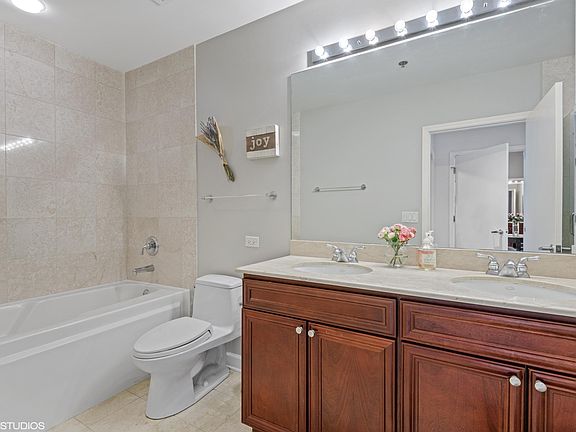 4th image of 1322 S Prairie Ave Unit 1707