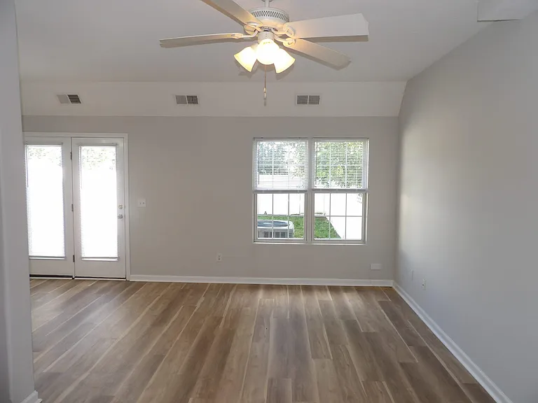 108 Charleston Ct — Photo 11