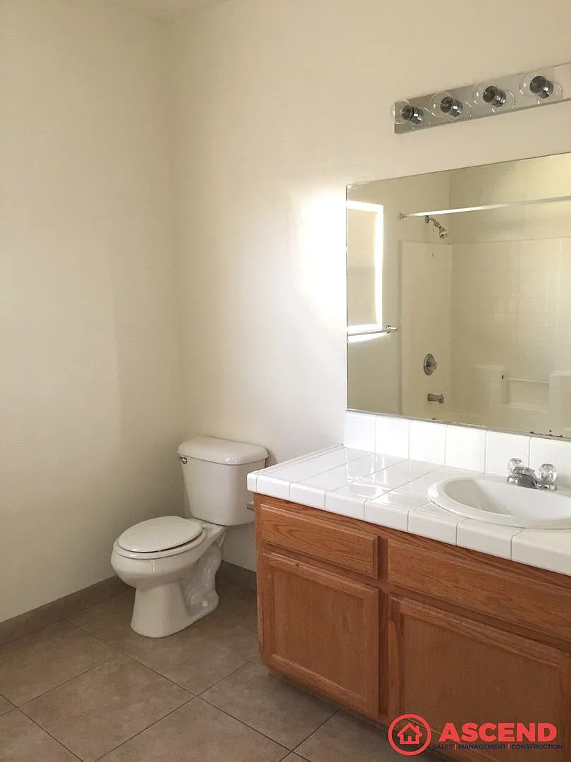 Spacious 5BD/2BA Home in Bakersfield's 93306 — Photo 2