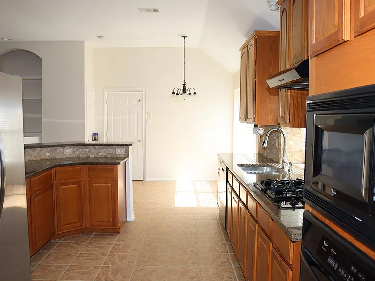 1548 Idlewild Dr — Photo 10