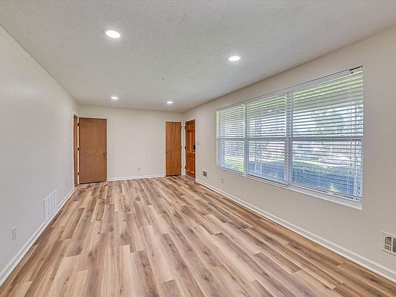 4th image of 242 Maywood Dr