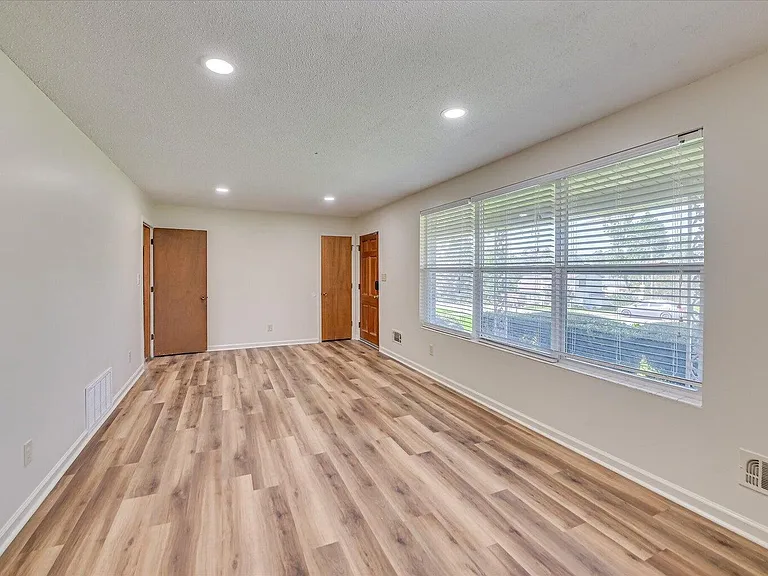 242 Maywood Dr — Photo 4