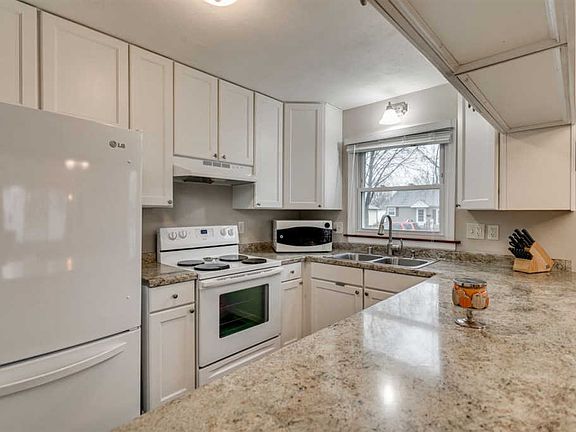 3rd image of 1084 Hickory Hill Dr