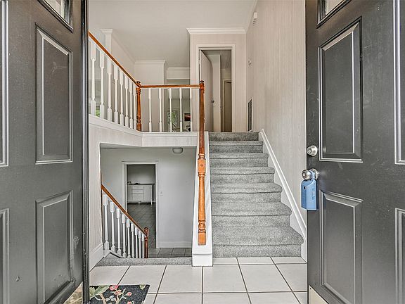 4th image of 628 E Castle Harbour Dr