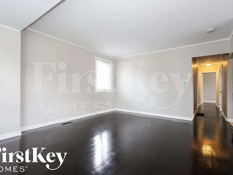 14347 Woodlawn Ave — Photo 2