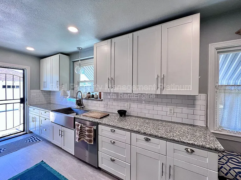 2727 E Michigan Ave — Photo 27