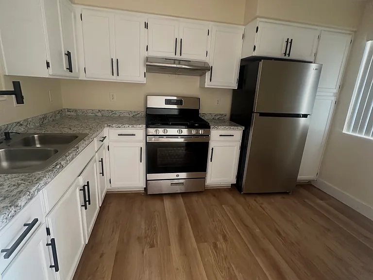 481 W Commercial Ave — Photo 4