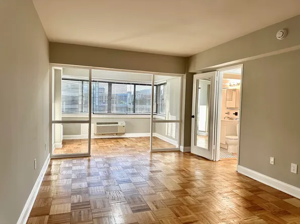 2141 I St NW APT 702, Washington, DC 20037