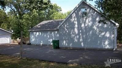 3rd image of 811 Laddie Ln