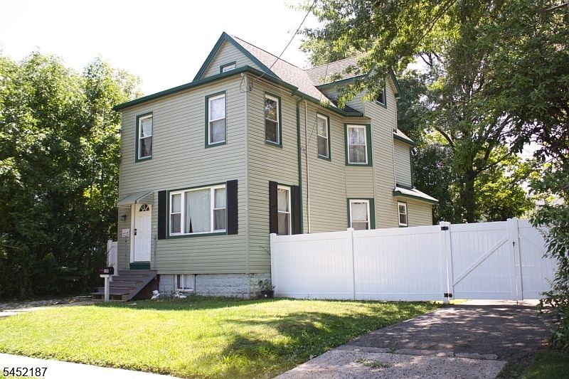 1st image of 156 E 8Th Ave