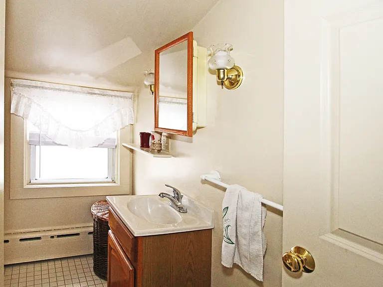 563 Aquidneck Ave — Photo 17