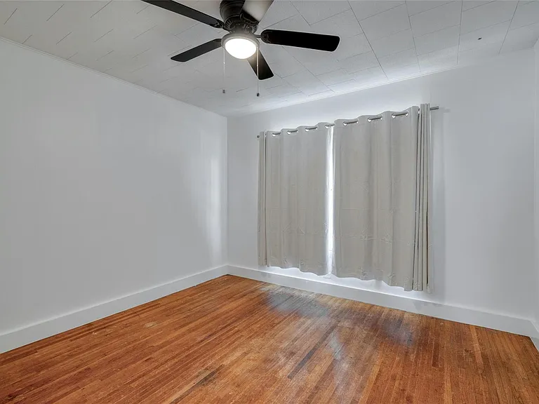 511 Sloan St — Photo 13