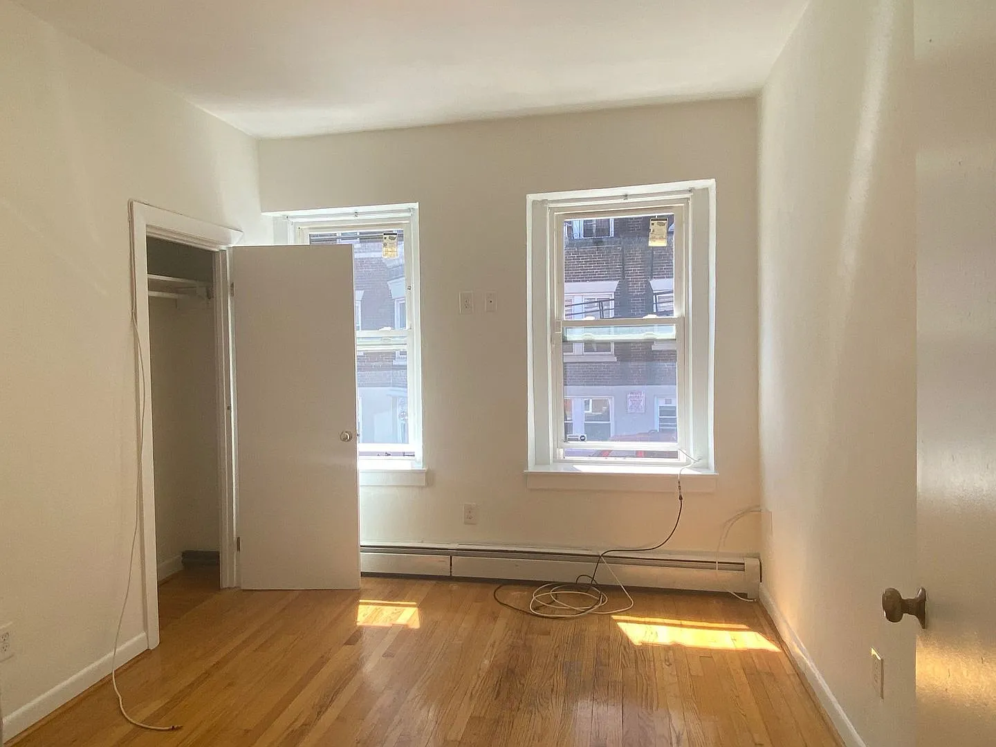 HUge 2 bed on comm ave — Photo 2