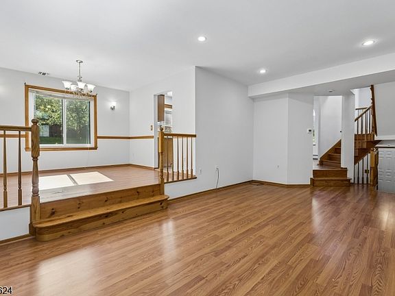 5th image of 8 Faesch Ct