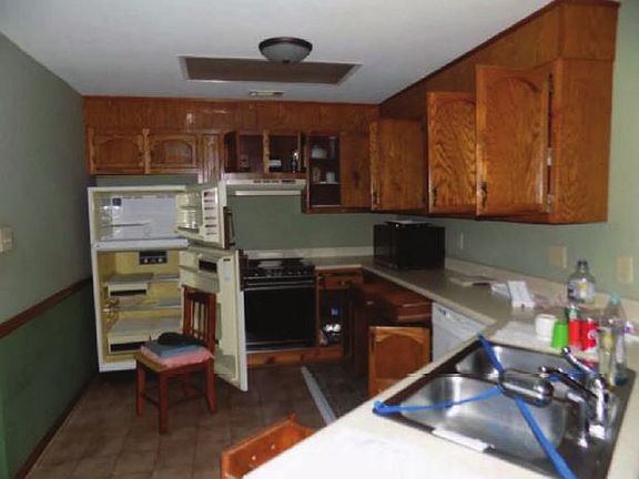 5th image of 215 Sun Valley Dr