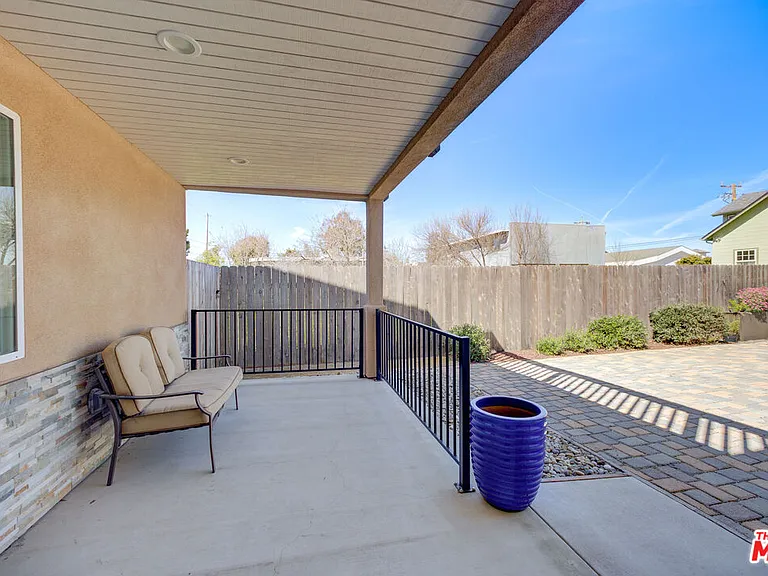 585 Branch St — Photo 22