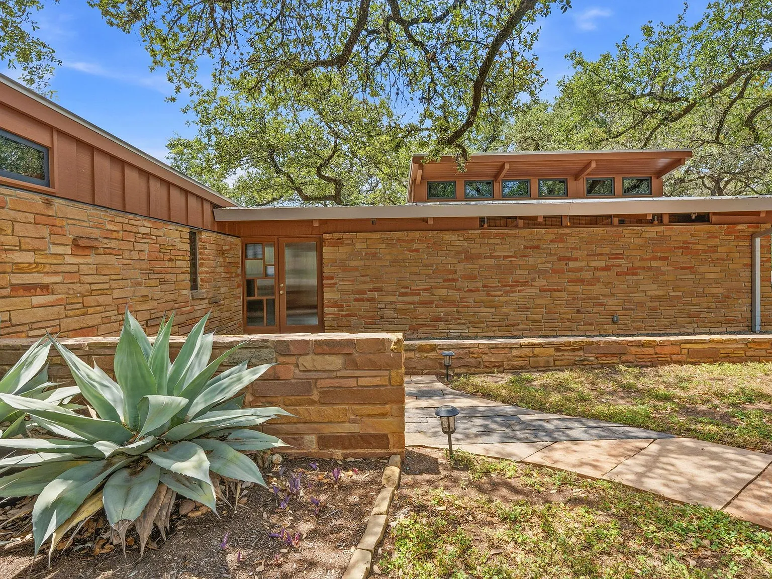 3 bed, 3.0 bath, 2713 sqft, $11,000 — Photo 3