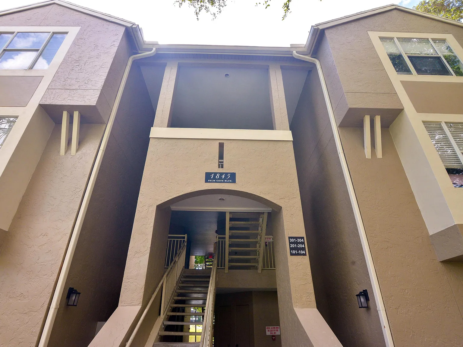 2 bed, 1.0 bath, 857 sqft, $2,000 — Photo 2