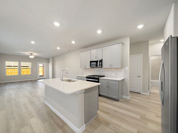 5th image of 622 Lullaby Ln