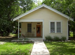 208 W Morse St, Fredericksburg, TX 78624