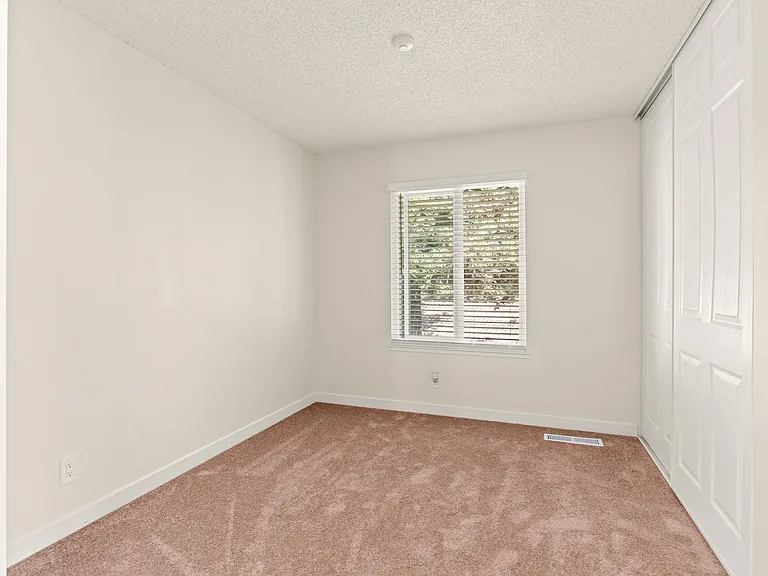 4910 Lowry Rd — Photo 20