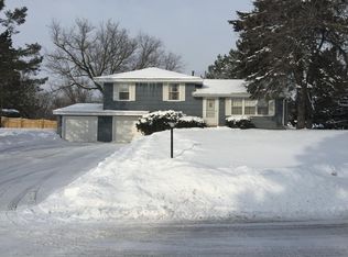 2330 Cedarwood Rdg, Minnetonka, MN 55305