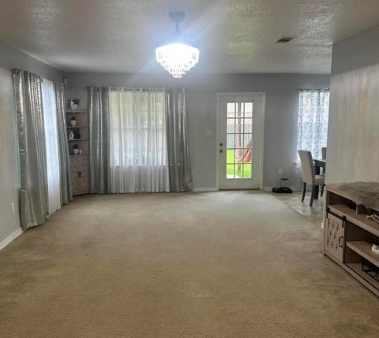4 bed, 2.5 bath, 1990 sqft, $2,250 — Photo 2