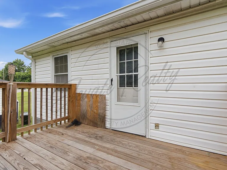 703 Linden Grn — Photo 15
