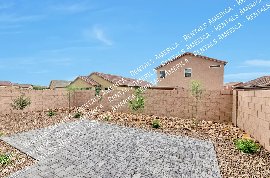 Delightful newer home with neutral color palette — Photo 3