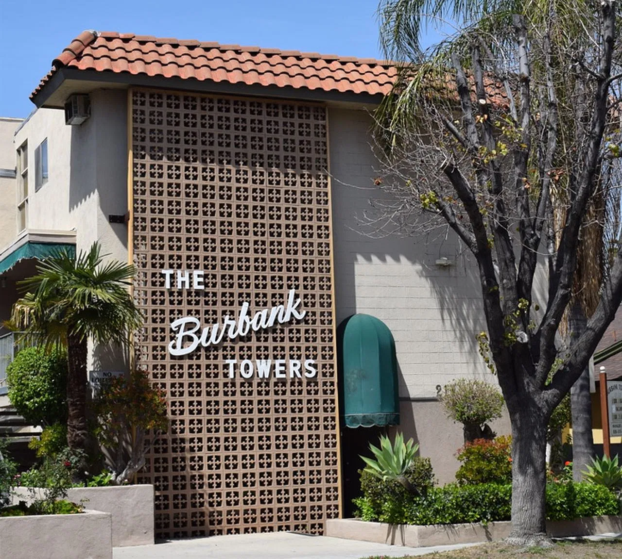 The Burbank Towers Apartments — Photo 2