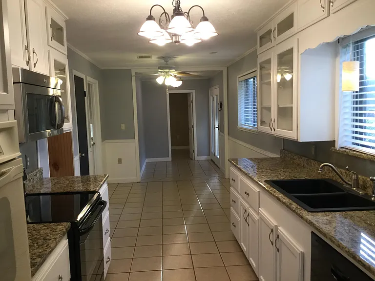 Kitchen & Breakfast Area