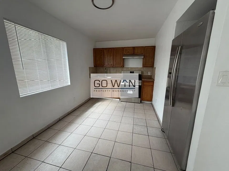 3233 W Melvin St