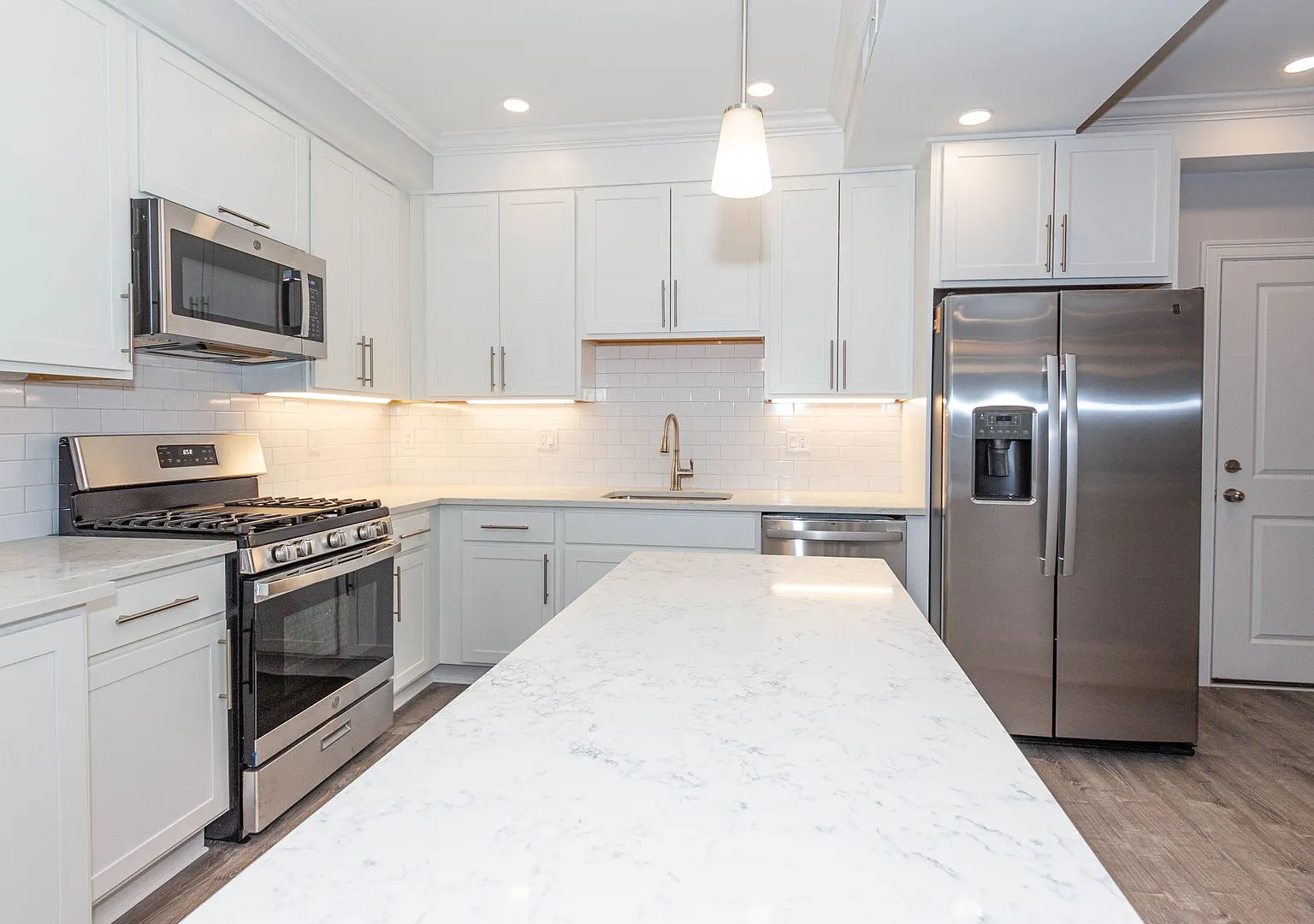 No Fee Renovated 4 Bed/2 Bath On Brighton/Newton Line With Central Air, Laundry — Photo 2