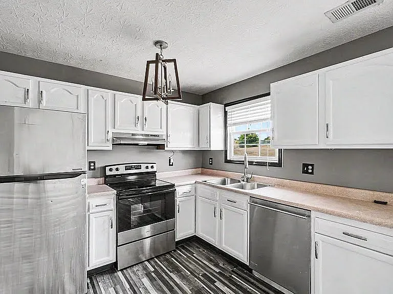206 Creekwood Dr — Photo 1