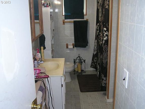 Unit 1 bathroom